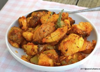 Cartofi cu sos de rosii, usturoi si cimbru la cuptor – reteta de post Cartofi cu sos de rosii si ceapa la cuptor reteta de post savori urbane