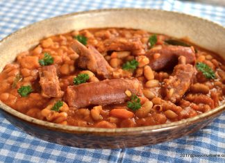 Fasole cu carnati si costita afumata Fasole cu carnati si costita afumata reteta pas cu pas savori urbane