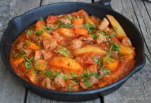 Tocanita de porc cu cartofi si sos de rosii – reteta simpla Tocanita de porc cu cartofi - reteta simpla Savori Urbane