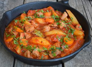 Tocanita de porc cu cartofi si sos de rosii – reteta simpla Tocanita de porc cu cartofi - reteta simpla Savori Urbane