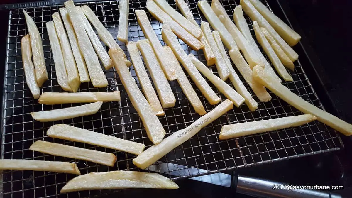cartofi prajiti pe jumatate pusi la scurs pentru french fries