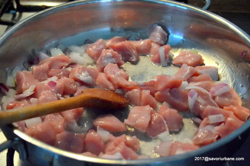 cum se face tocanita de porc cu cartofi si suc de rosii reteta (1)