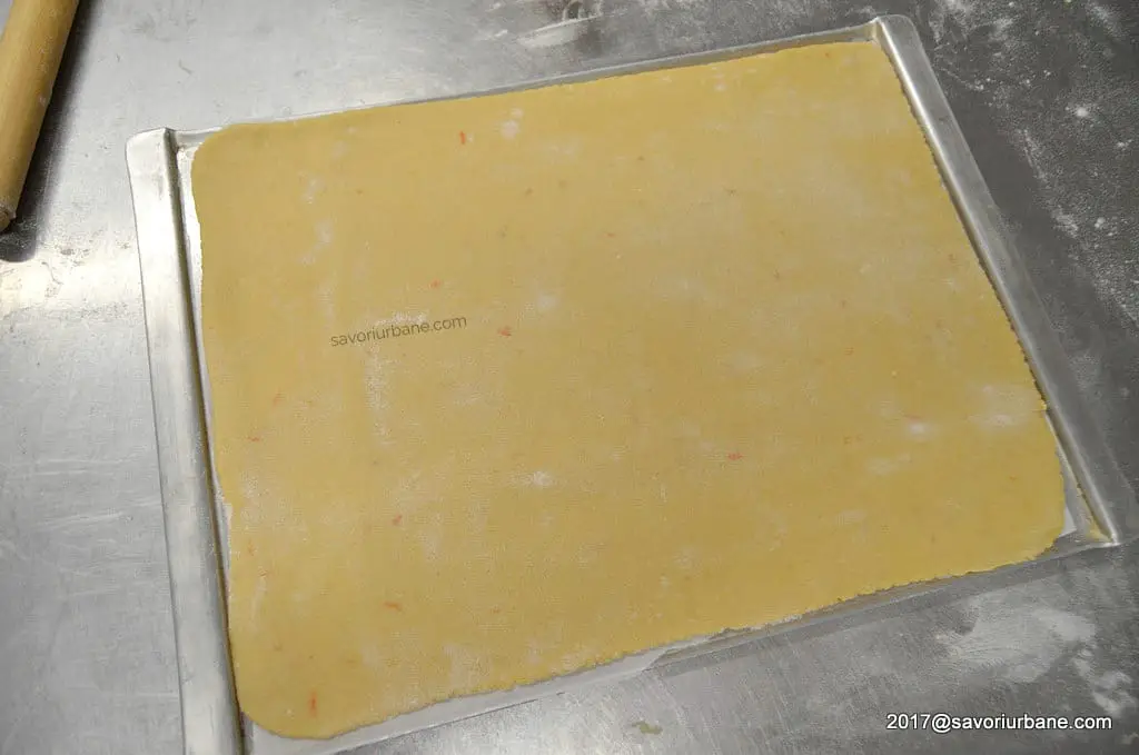 cum se intind foile cu miere pentru prajitura (2)