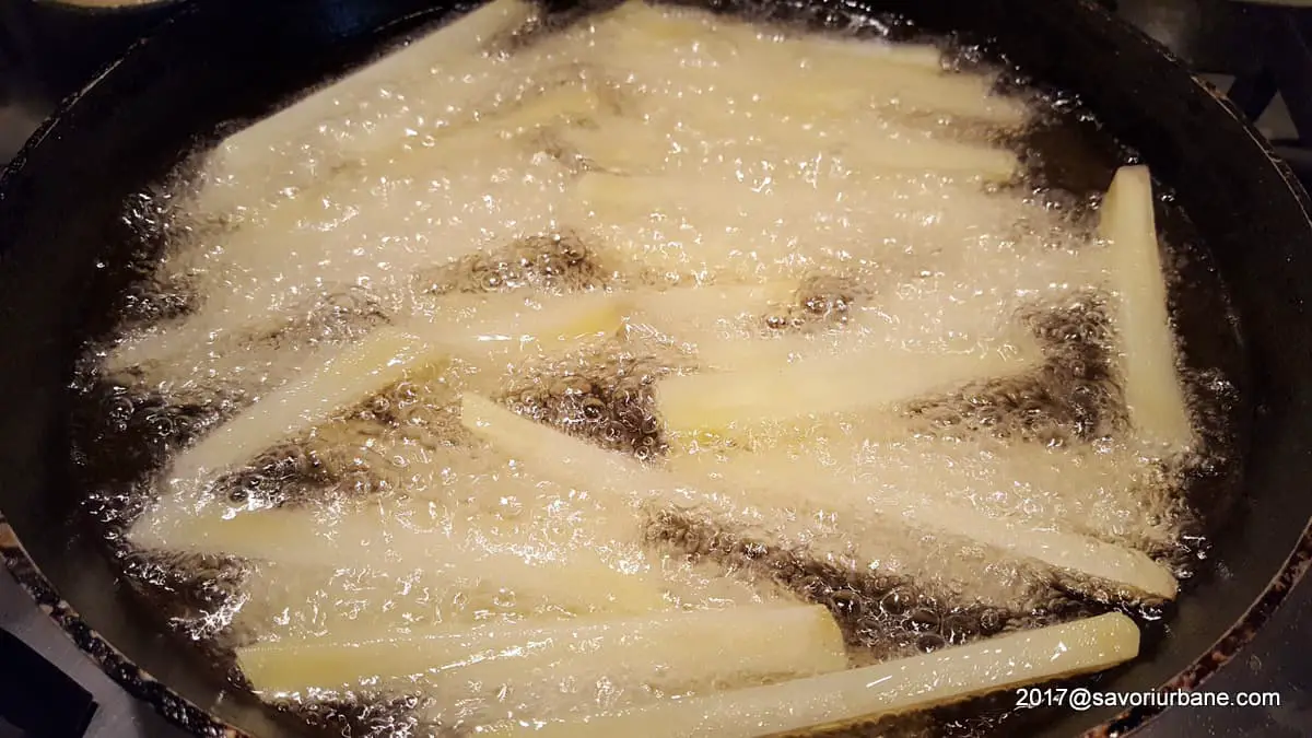 etapa 1 de prajire a cartofilor french fries