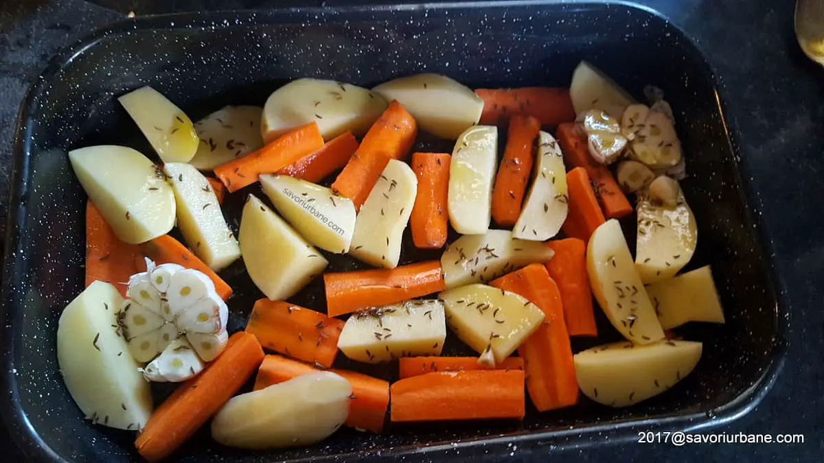 piept de curcan la cuptor pe pat de legume morcovi cartofi la tava (1)