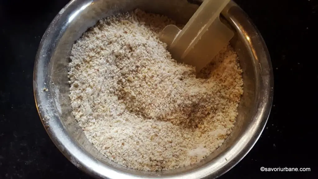 preparare reteta pricomigdale cu nuca migdale albus de ou (4)