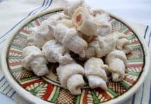 Cornulete fragede cu bors si untura, unt sau ulei – de post sau de dulce Cornulete fragede cu bors si untura, unt sau ulei reteta traditionala moldoveneasca savori urbane