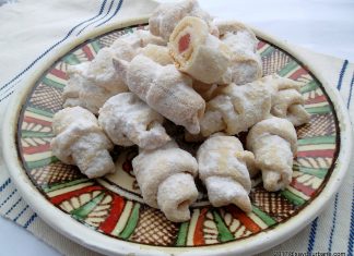 Cornulete fragede cu bors si untura, unt sau ulei – de post sau de dulce Cornulete fragede cu bors si untura, unt sau ulei reteta traditionala moldoveneasca savori urbane