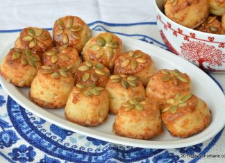 Pogacele fragede cu floricele din seminte si branza Pogacele fragede cu floricele din seminte si branza reteta savori urbane