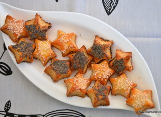 Saratele cu susan si mac – reteta simpla de stelute cu branza in aluat Saratele cu susan si mac - reteta simpla Savori Urbane