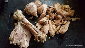 cum se dezoseaza si portioneaza carnea de pasare fiarta pentru piftie racituri (1)