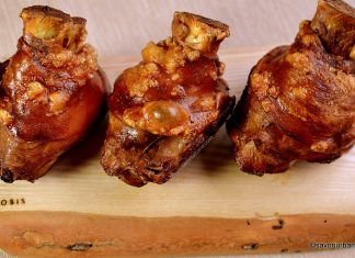 Ciolane de purcel de lapte cu cartofi copti la cuptor Ciolane de purcel de lapte cu cartofi copti la cuptor savori urbane