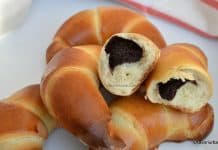 Cornuri pufoase si moi umplute cu ciocolata Cornuri pufoase si moi umplute cu ciocolata reteta savori urbane