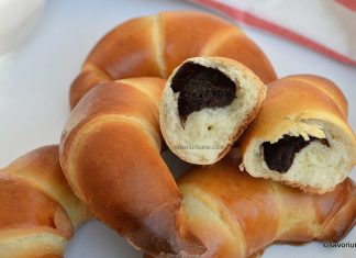 Cornuri pufoase si moi umplute cu ciocolata Cornuri pufoase si moi umplute cu ciocolata reteta savori urbane