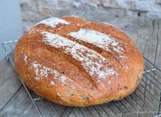 Paine rustica cu faina integrala si seminte coapta in oala Paine rustica cu faina integrala si seminte coapta in oala savori urbane