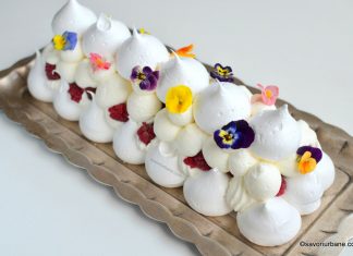 Tort de bezea cu frisca si zmeura reteta aniversara Tort de bezea cu frisca si zmeura reteta aniversara 4 ani savori urbane