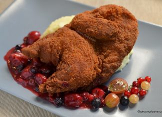 Coquelet pane cu sos de fructe de padure – Backhendl Coquelet pane cu sos de fructe de padure reteta savori urbane