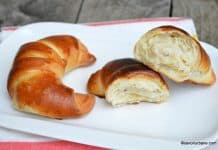 Cornuri pufoase din aluat dospit umplute cu crema de vanilie Cornuri pufoase din aluat dospit umplute cu crema de vanilie