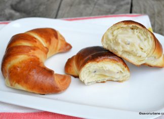 Cornuri pufoase din aluat dospit umplute cu crema de vanilie Cornuri pufoase din aluat dospit umplute cu crema de vanilie
