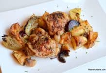 Pulpe de pui la cuptor cu cartofi, usturoi si ceapa Pulpe de pui la cuptor cu cartofi, usturoi si ceapa reteta savori urbane