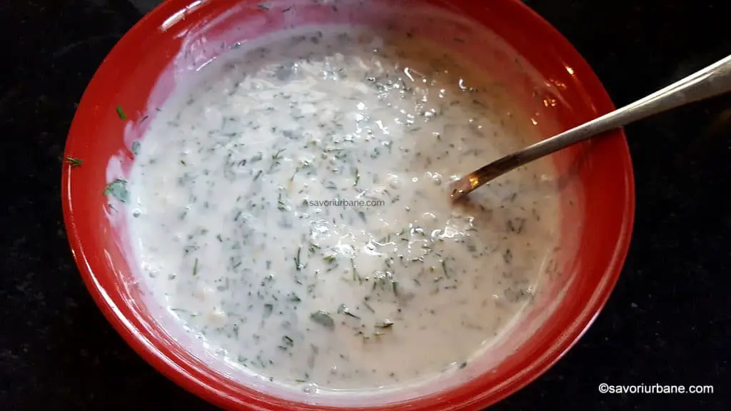 cum se face ingrosala de iaurt cu usturoi si verdeata pentru ciorba de salata verde (2)
