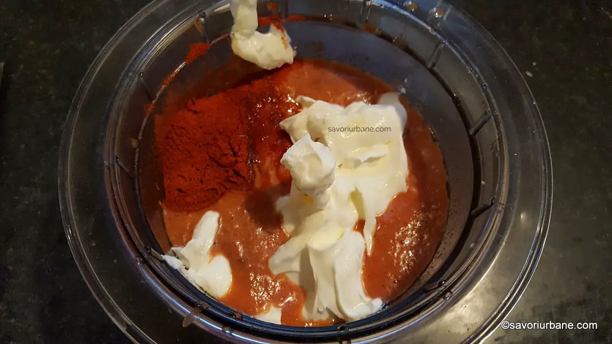 cum se face marinada cu iaurt usturoi rosii pentru carne frageda (3)