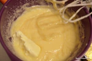 cum se mixeaza untul in crema de vanilie fiarta pentru prajitura televizor (2)