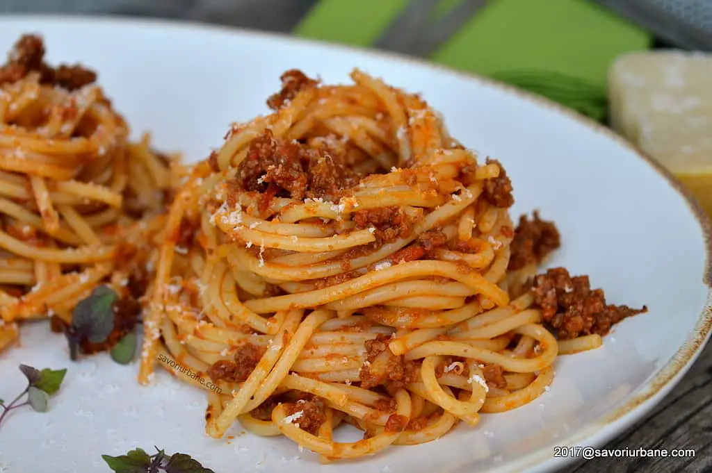 servire spaghetti bolognese