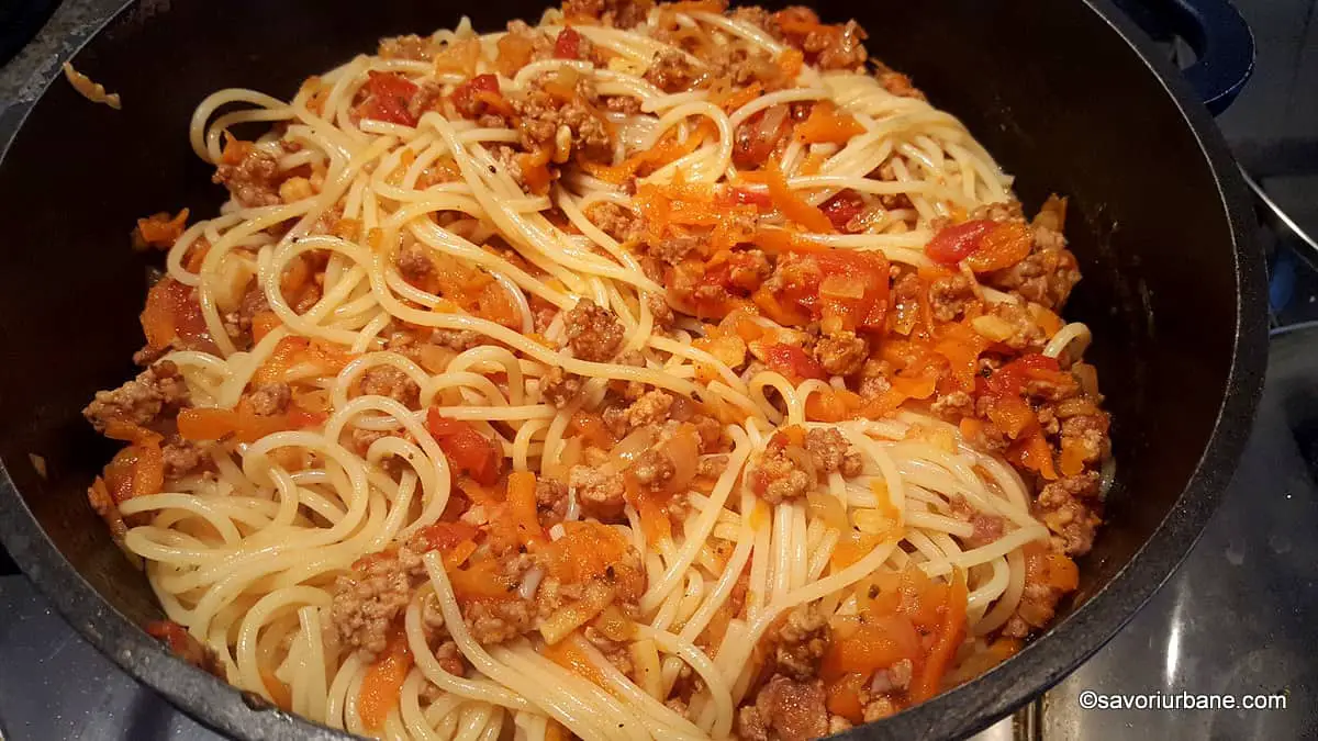 spaghete cu sos de carne tocata si rosii