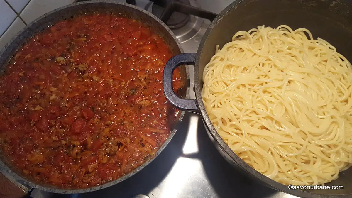 spaghetti si sos de carne tocata
