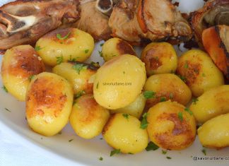 Cartofi fierti si rumeniti la tigaie – aurii si aromati Cartofi fierti si rumeniti la tigaie - aurii si aromati reteta savori urbane