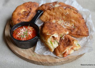 Panzerotti reteta de langosi italieni cu mozzarella si rosii Mutti