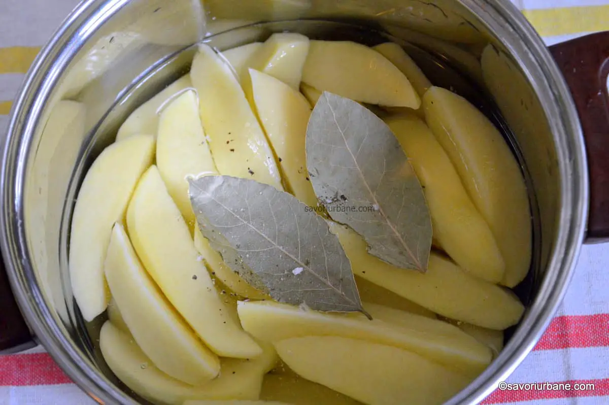 cartofi fierti pentru mancare cu dafin si otet