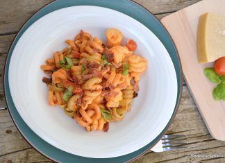 Paste simple cu rosii, busuioc si afumatura (bacon, costita, kaizer) Paste simple cu rosii si afumatura reteta savori urbane