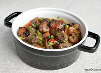 Tocanita de vitel cu ciuperci si sos cremos de smantana Tocanita de vitel cu ciuperci si sos cremos de smantana reteta savori urbane