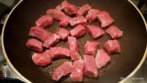 cum se rumeneste carnea pentru tocanita de vitel (1)