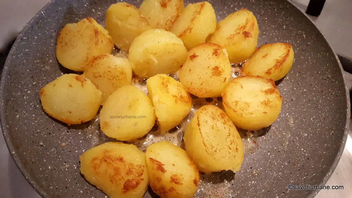cum se soteaza cartofii noi fierti la tigaie cu unt (2)