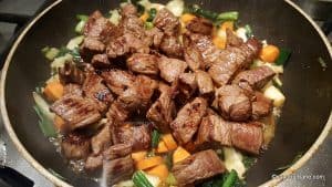 preparare tocanita de vitel cu legume (2)