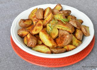 Cartofi noi cu rozmarin si usturoi la cuptor Cartofi noi cu rozmarin si usturoi la cuptor Savori Urbane