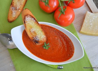 Supă cremă de roșii coapte cu crutoane cu parmezan sau de post Supa crema de rosii coapte cu parmezan Savori Urbane