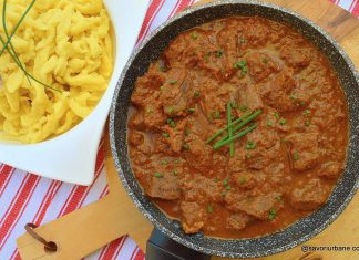 Tocăniță de vită în sos de roșii cu usturoi rețeta dietetică fără prăjeală Tocăniță de vită în sos de roșii și usturoi reteta savori urbane