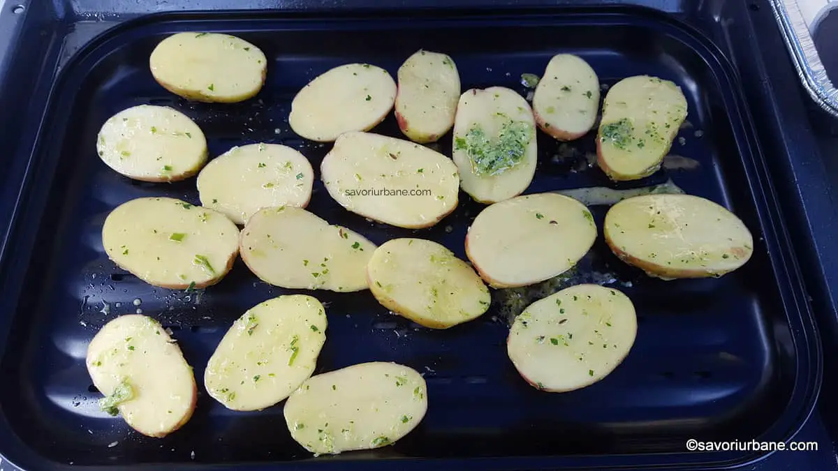 cum se fac cartofi la gratar cu usturoi (1)