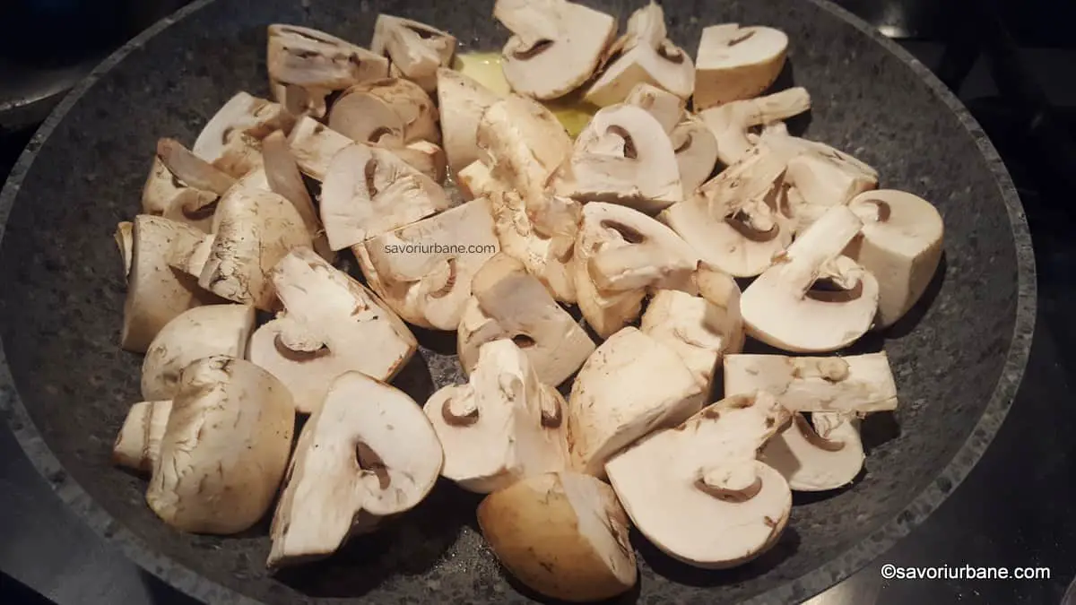 cum se fac ciuperci rumene la tigaie cu usturoi si unt reteta (1)