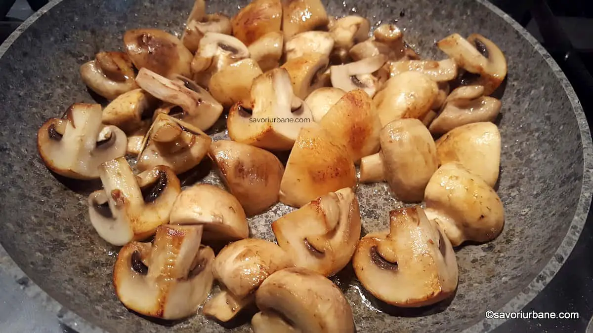 cum se fac ciuperci rumene la tigaie cu usturoi si unt reteta (2)