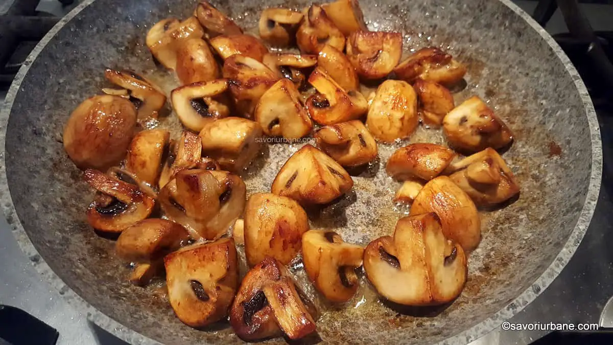 cum se fac ciuperci rumene la tigaie cu usturoi si unt reteta (3)