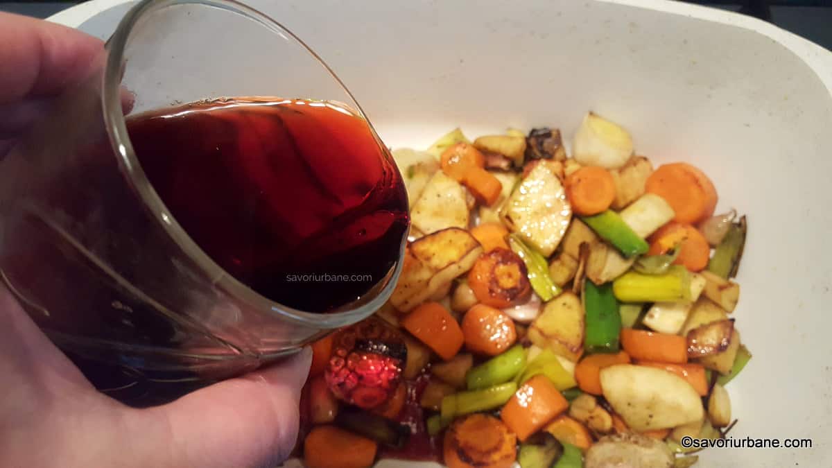 cum se face patul de legume pentru friptura de vita cu vin rosu (4)