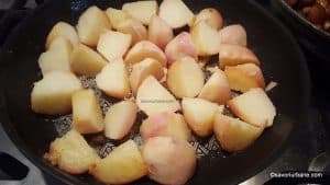 cum se soteaza cartofi noi la tigaie cu unt si marar (2)