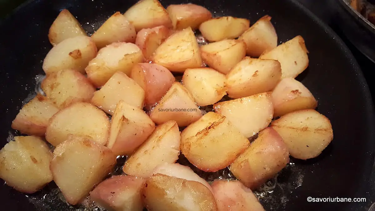 cum se soteaza cartofi noi la tigaie cu unt si marar (3)