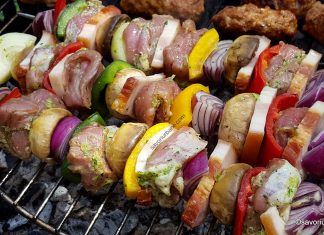 Frigărui la grătar din carne cu legume asortate preparare cele mai bune frigarui la gratar