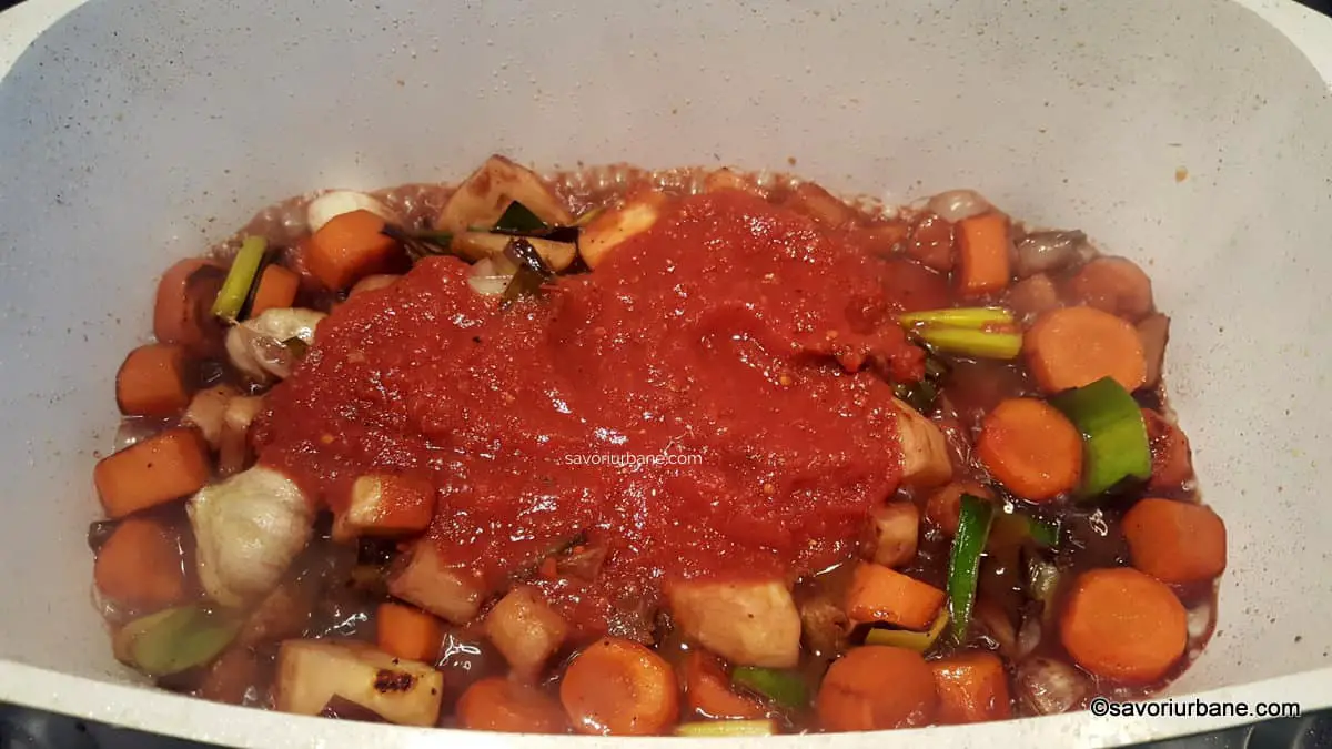 preparare friptura inabusita de vita la cuptor cu sos de rosii vin legume (1)